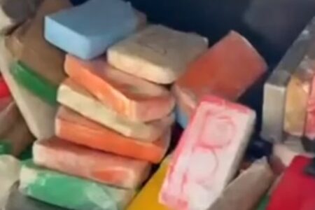 droga estava em caminhão carregado de carne PM apreende carga de cocaína avaliada em R$ 11 milhões Motorista foi preso