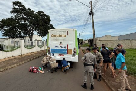 Menino é atropelado por ônibus enquanto andava de bicicleta em Nerópolis A ocorrência foi registrada pela Polícia Militar.