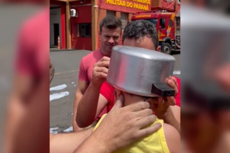 Bombeiros tiram panela da cabeça de 'Menino Maluquinho' em Ponta Grossa (PR)