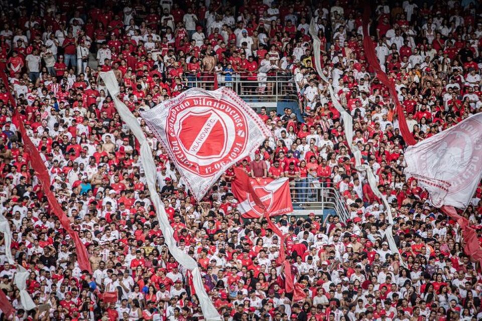 Torcida do Vila Nova no estádio Serra Dourada
