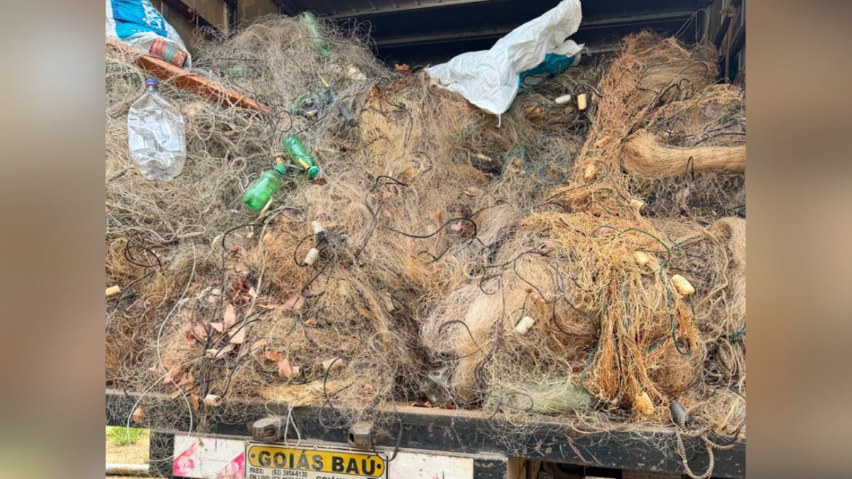 Mais de 23 mil metros de redes e tarrafas foram apreendidas durante operação (Foto: Divulgação Batalhão Ambiental)