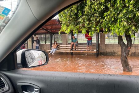 Alagamentos na Avenida 87 mobilizam equipes da prefeitura de Goiânia