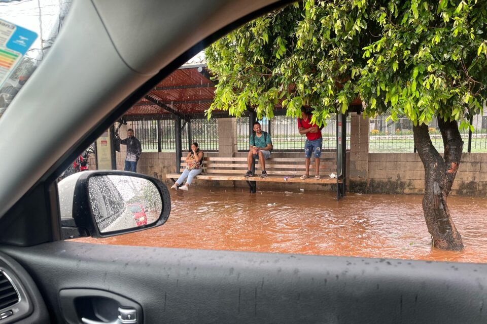 Alagamentos na Avenida 87 mobilizam equipes da prefeitura de Goiânia