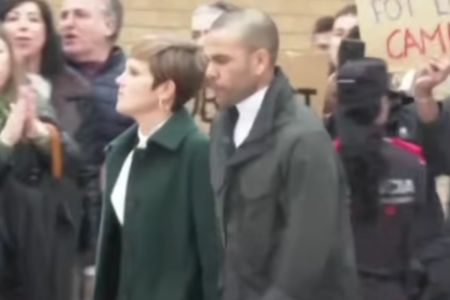 Ex-lateral Daniel Alves na Espanha (Foto: Reprodução)