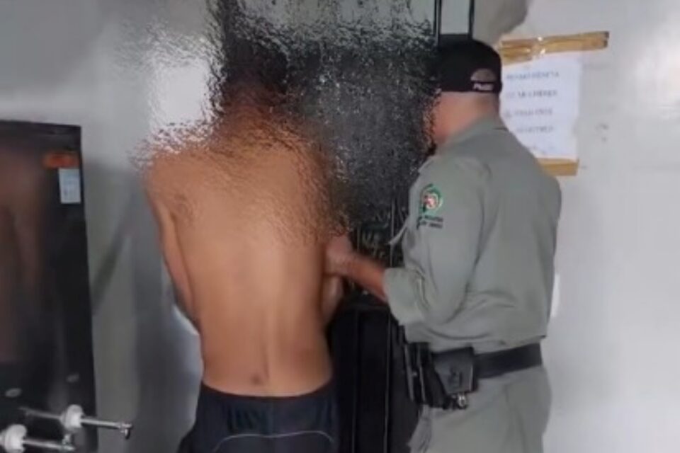 A imagem mostra a foto do homem preso pela Polícia Militar