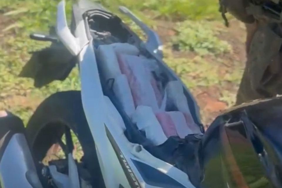 Homem é preso em Jataí com 10 kg de pasta base de cocaína escondida no banco da moto