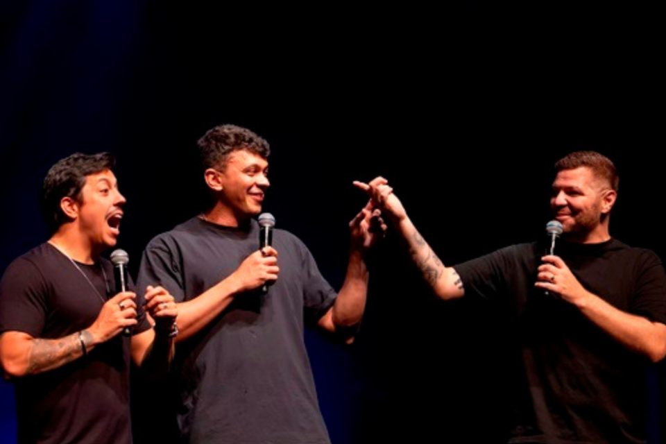 Victor Sarro, Renato Albani e Júlio Cocielo apresentam espetáculo ‘SAC’ em Goiânia