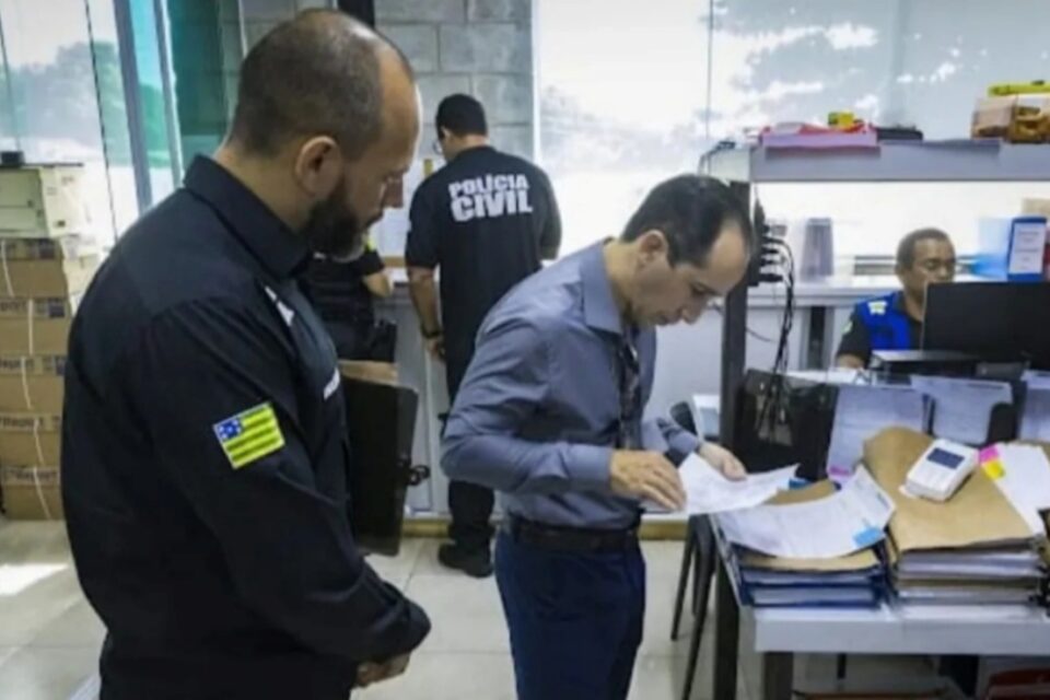 A imagem mostra auditores e policiais realizando as buscas