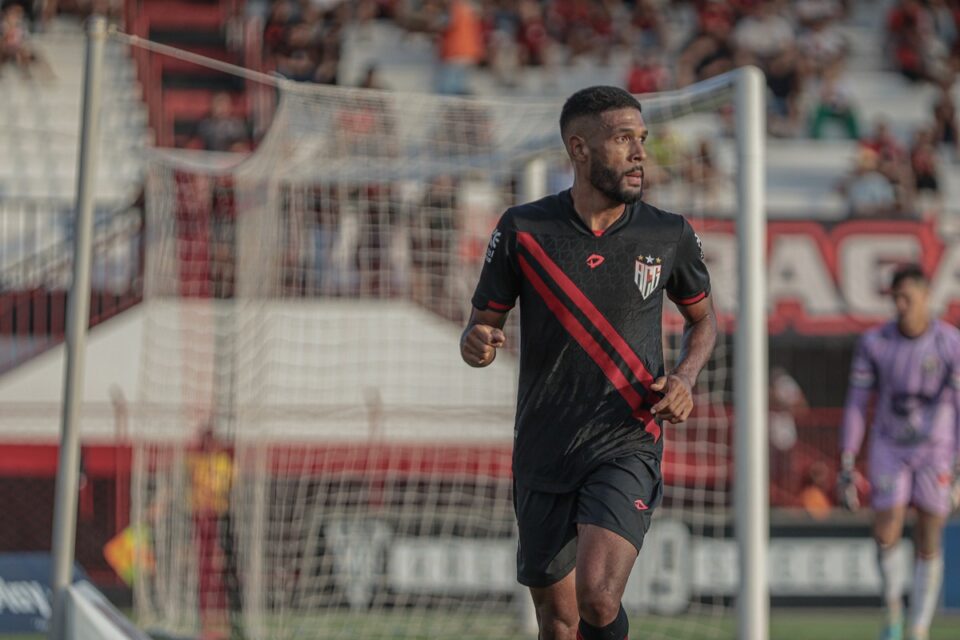 Rhaldney em jogo pelo Atlético Goianiense