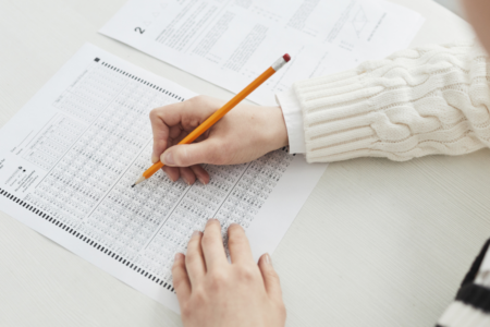 Imagem de uma pessoa fazendo prova