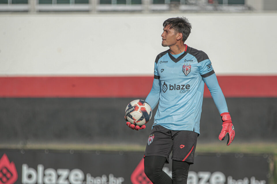 Léo, goleiro emprestado pelo Atlético ao Goiânia