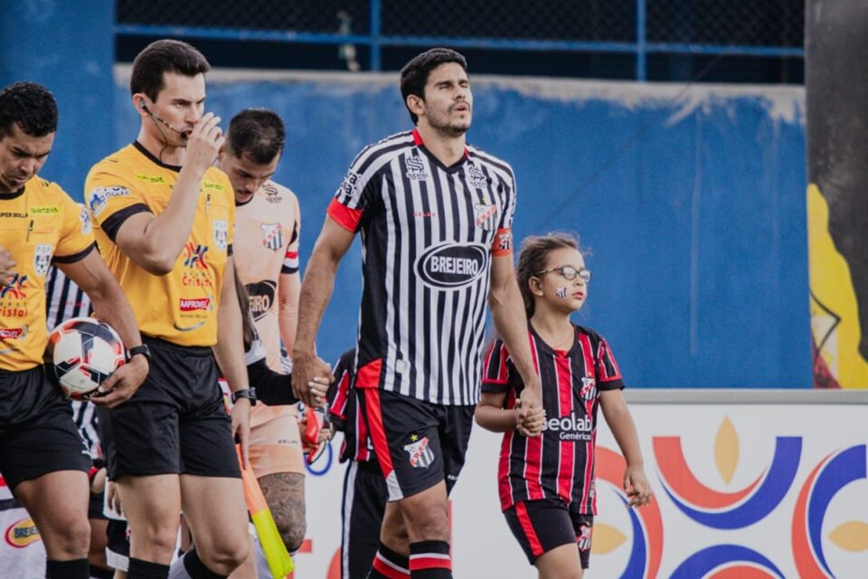 Victor Oliveira em partida pelo Anápolis