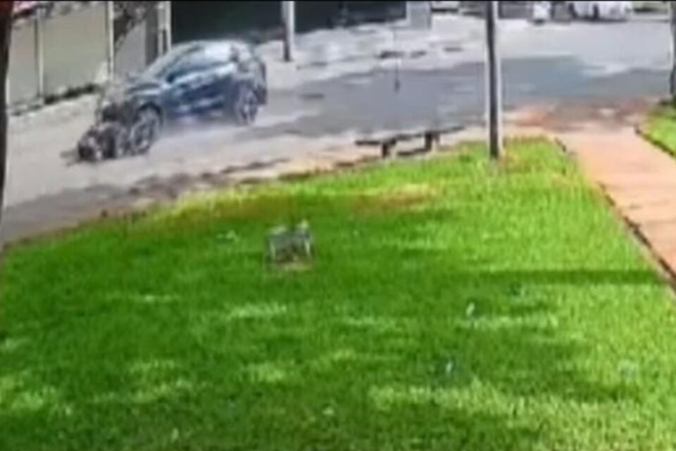 Motorista em alta velocidade atropela e arrasta motociclista em avenida de Goiânia