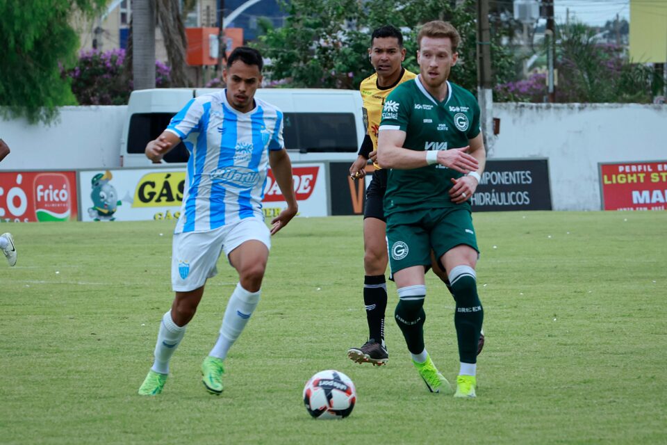 Jogo entre Goiás e Crac pelo Goianão