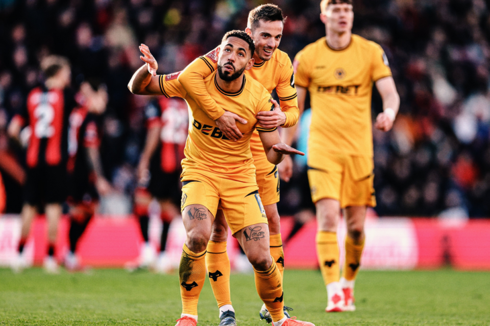 Matheus Cunha em jogo na Inglaterra