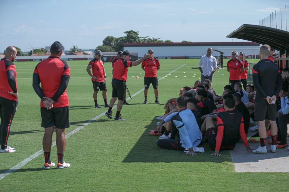 Tencati passa instruções para jogadores do Atlético Goianiense