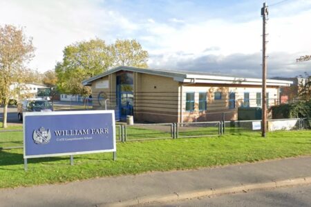 Escola retira espelhos de banheiros: alunos 'perdem muito tempo se olhando' 'Vaidade excessiva' provoca atrasos de alunos para as aulas