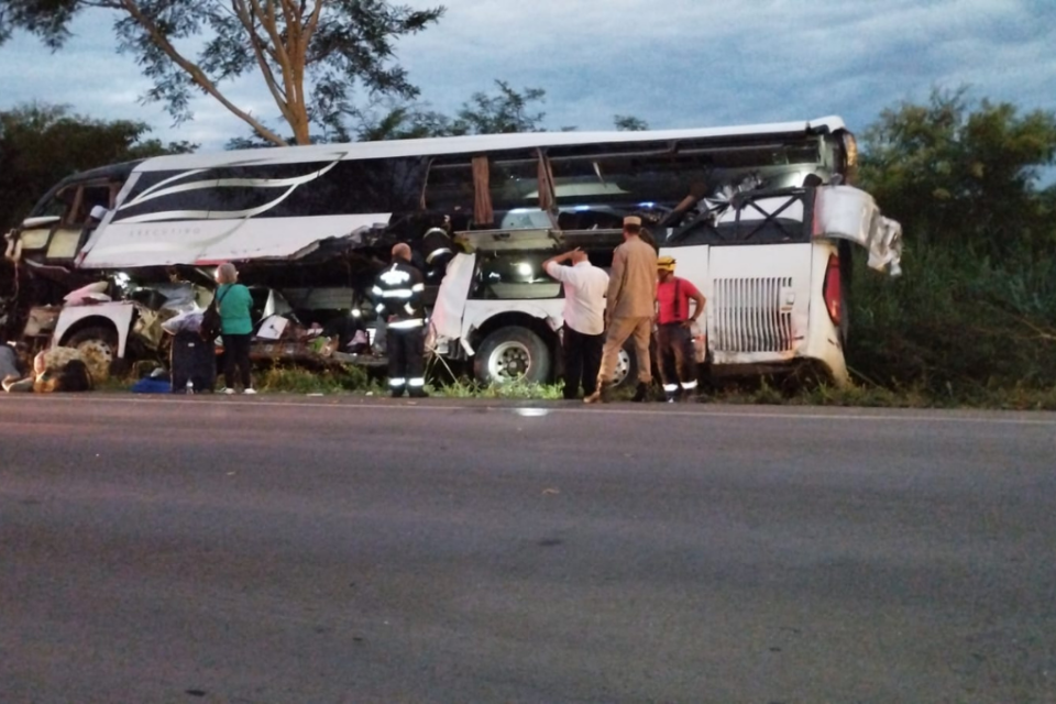 Colisão entre ônibus e caminhão deixa uma pessoa morta na BR-020 em Alvorada do Norte