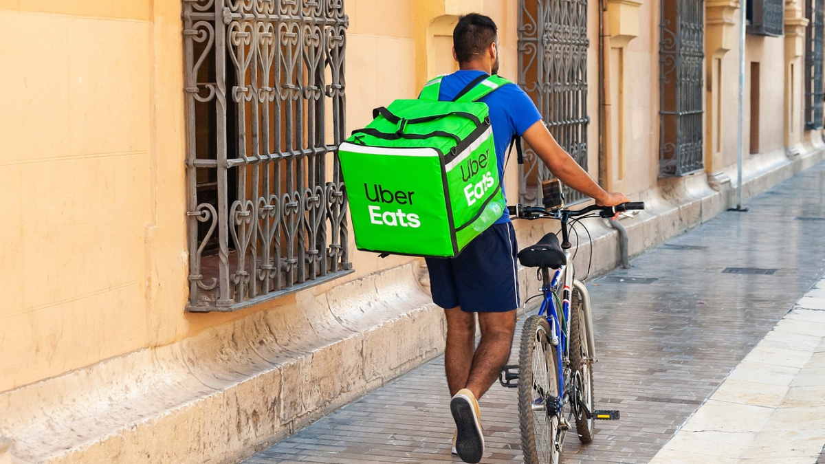 Imagem de um entregador da Uber Eats