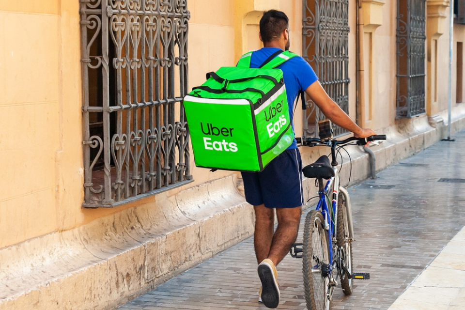 Imagem de um entregador da Uber Eats