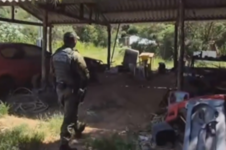 Ferro-velho em Piranhas, alvo de operação da PM (Foto: Reprodução)