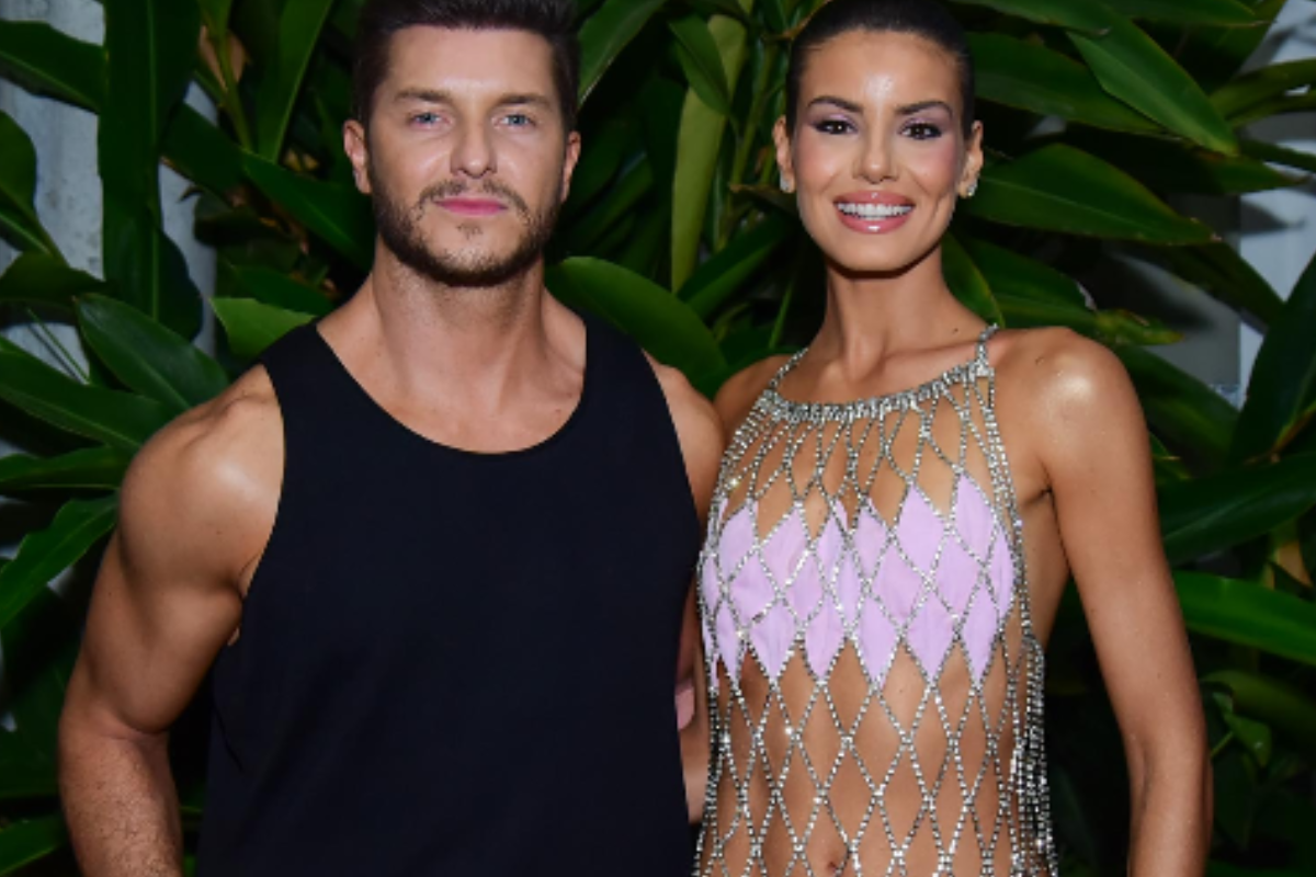 Kleber Toledo e Camila Queiroz no carnaval do Rio de Janeiro (Foto: Agnews)
