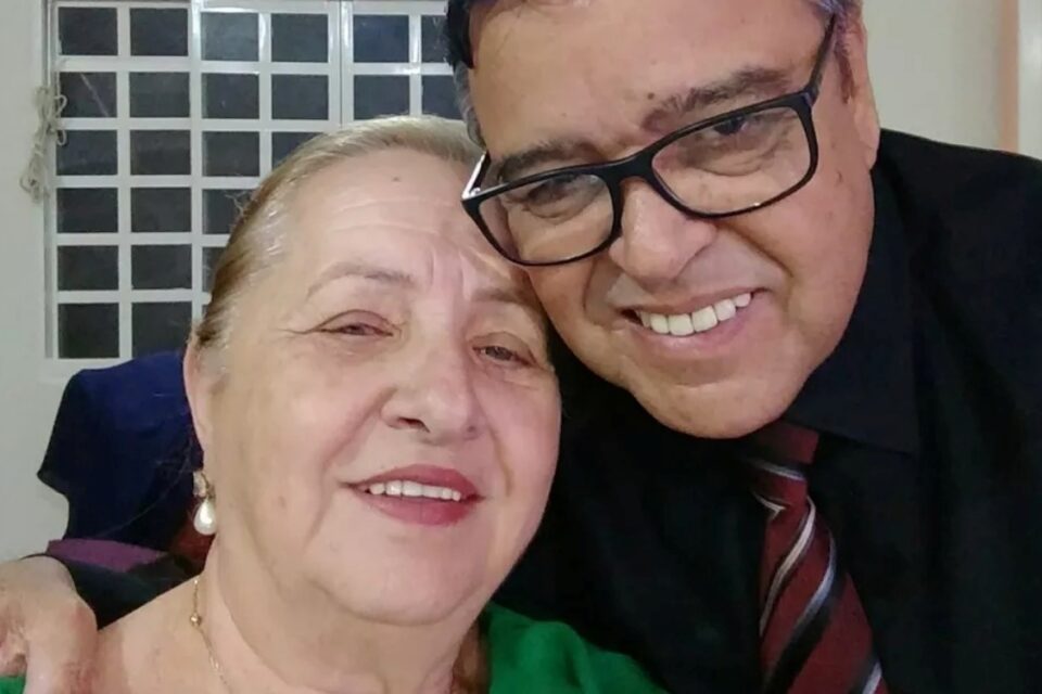 A imagem mostra o ex-secretário e sua esposa
