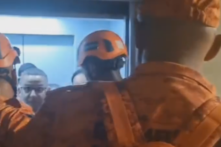 Pessoas presas no elevador do sambódromo do Rio (Foto: Reprodução)