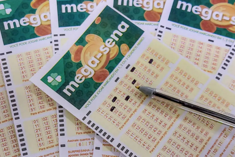 A imagem mostra gabaritos de apostas da Mega-Sena
