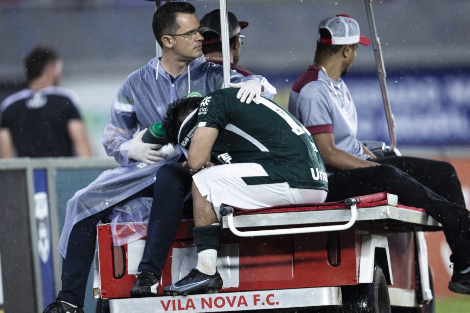 Esli García sendo substituído após lesão no clássico contra o Vila Nova