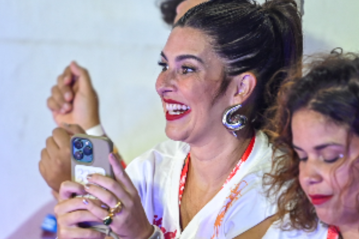 Fernada Paes Leme na varanda do Expresso no Circuito Barra Ondina em Salvador (Foto: Agnews)