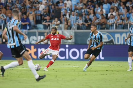 Internacional vence Grêmio e abre vantagem para jogo de volta