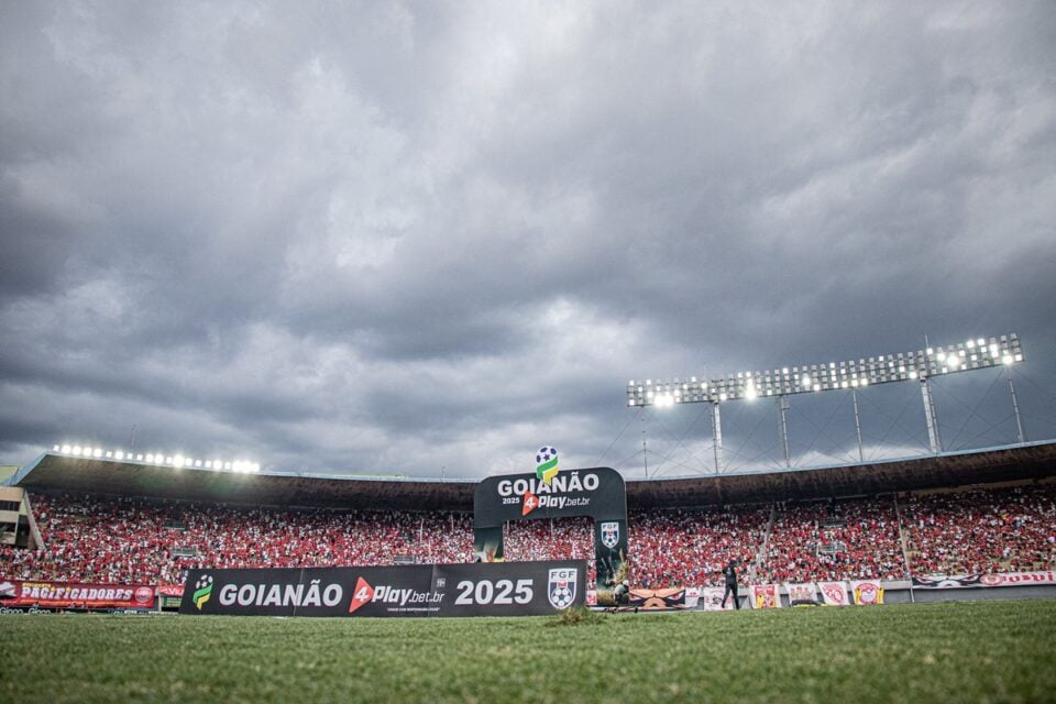 Torcida do Vila Nova no estádio Serra Dourada
