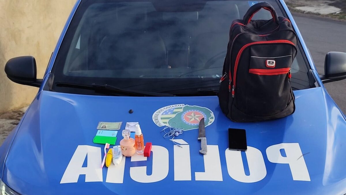 A imagem mostra os itens roubados