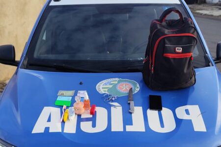 A imagem mostra os itens roubados