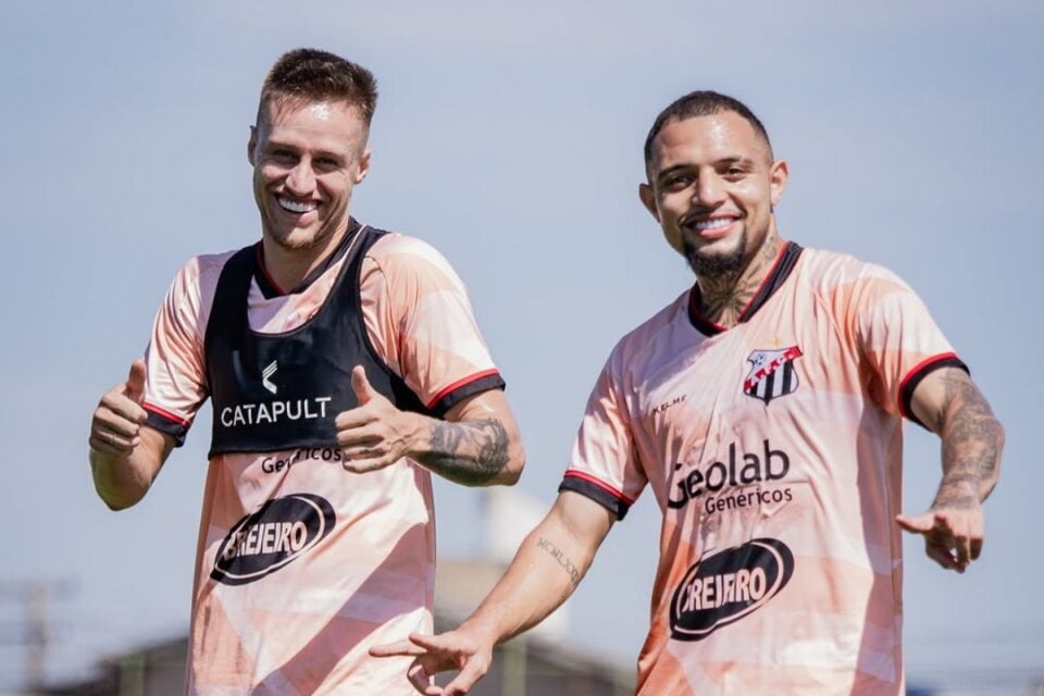 Jogadores do Anápolis durante treino no CT