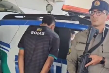 Homem tenta abusar de ex, foge com bebê e é preso com moto roubada, em Goiânia