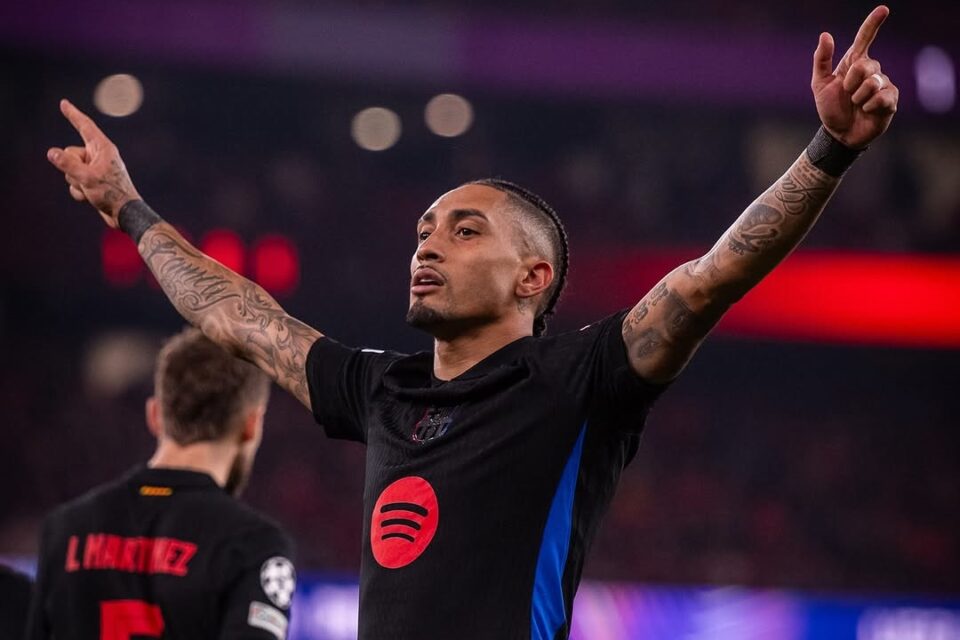 Raphinha comemora gol pelo Barcelona