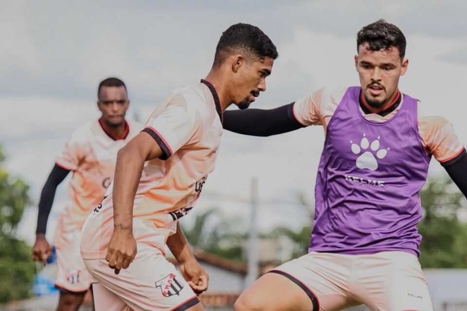 Jogadores do Anápolis durante treino no CT