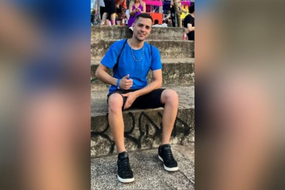 A imagem mostra a foto do jovem que foi atacado
