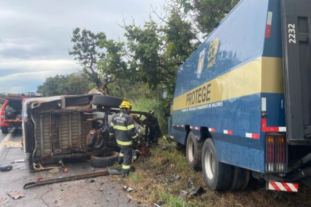 Pessoa morre em acidente com caminhonete e carro forte em Cristalina