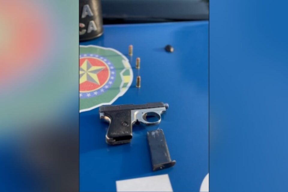 A imagem mostra os objetos encontrados no quarto do jovem