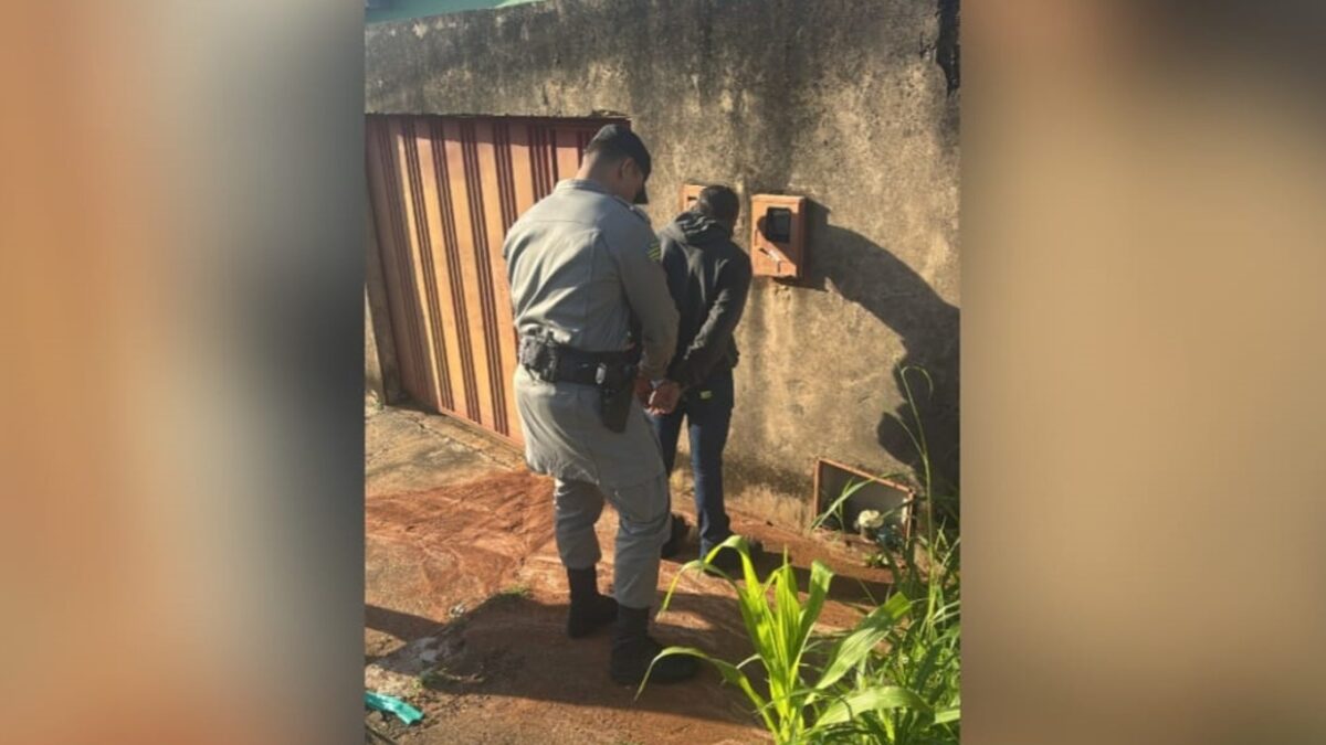 A imagem mostra o homem suspeito de colocar fogo na casa sendo preso