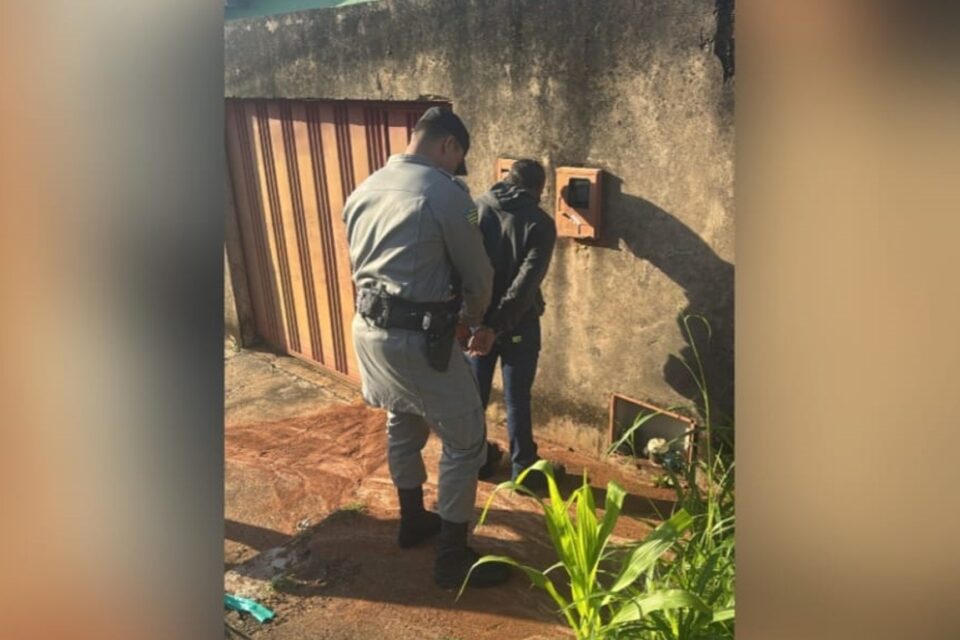 A imagem mostra o homem suspeito de colocar fogo na casa sendo preso