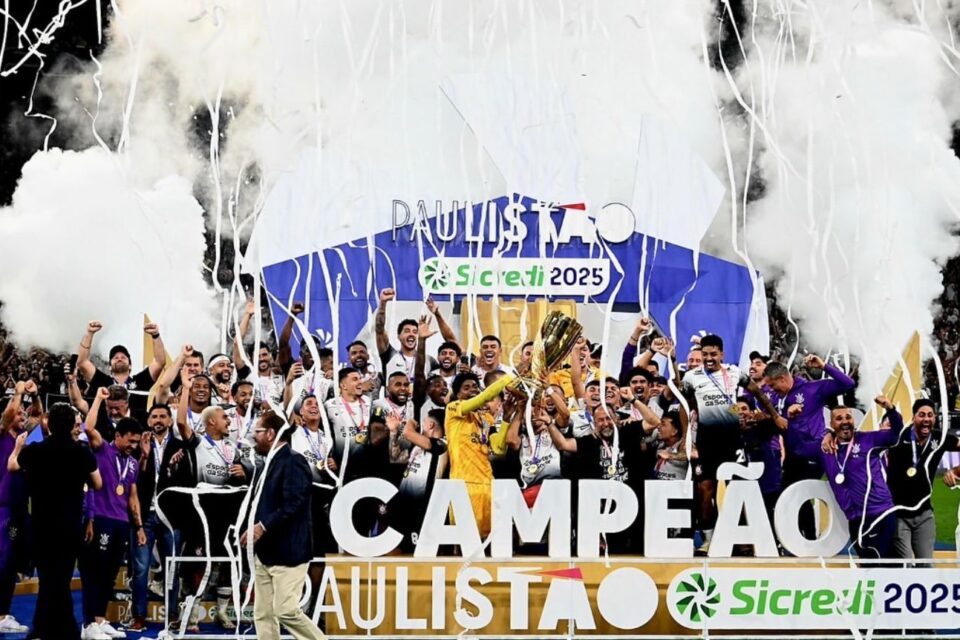 Corinthians empata com Palmeiras e é campeão
