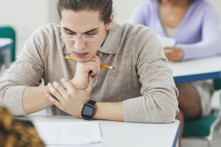 Homem fazendo uma prova