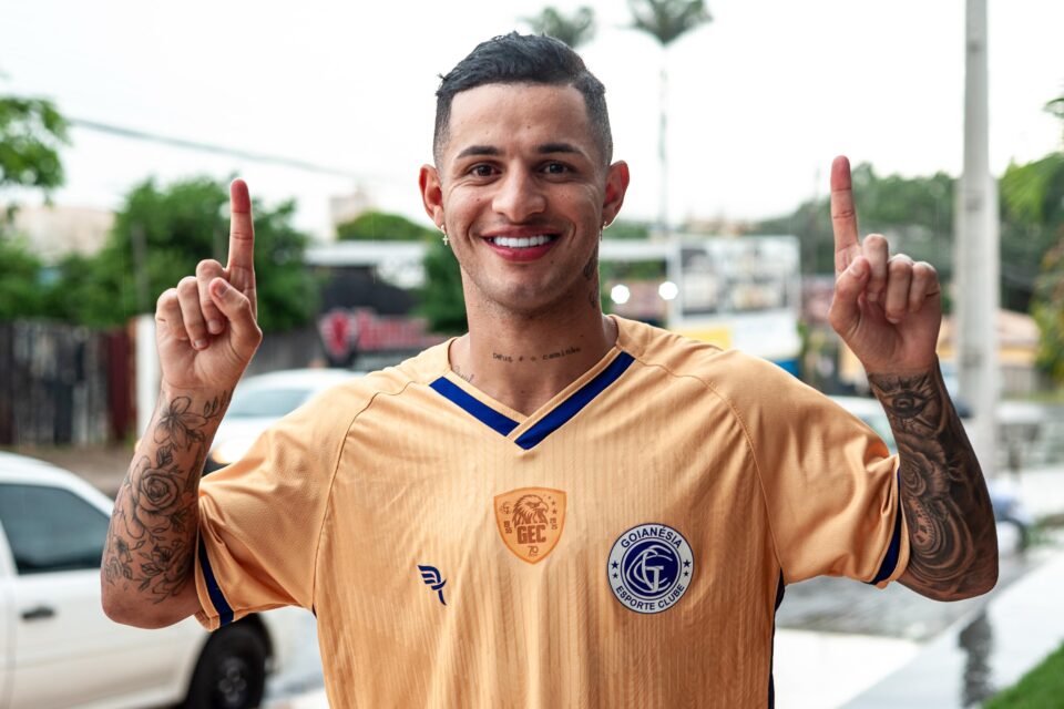 Sandrinho com a camisa comemorativa pelos 70 anos do Goianésia EC