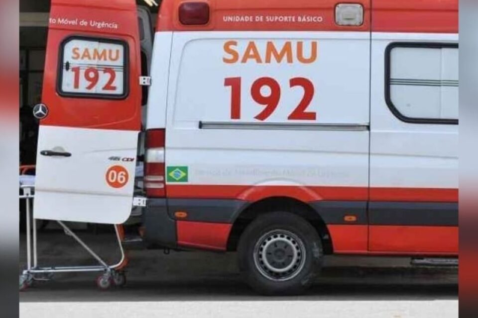 A imagem mostra uma viatura do Samu