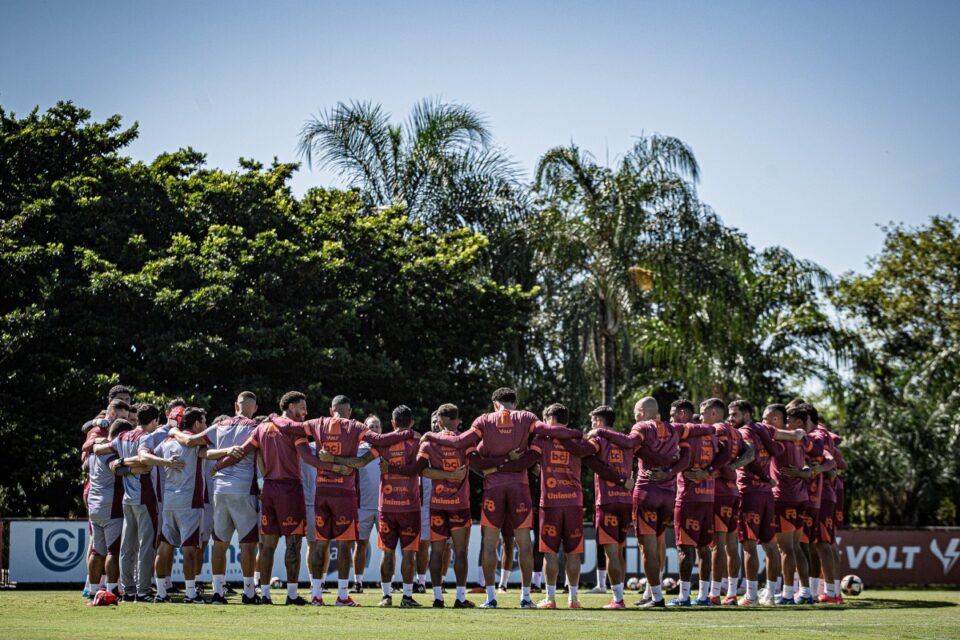 Jogadores do Vila Nova durante treinamento no CT
