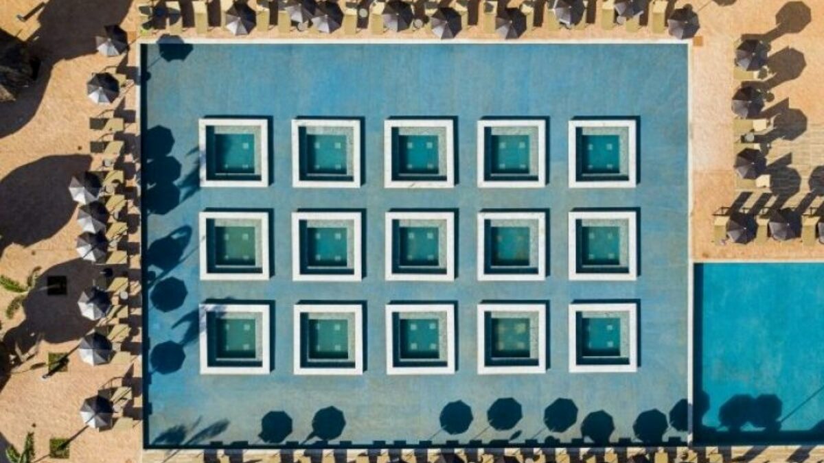 A imagem mostra a vista área da piscina